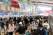 Des passagers à l'aéroport international de Nôi Bai, Hanoi. Photo: VNA.