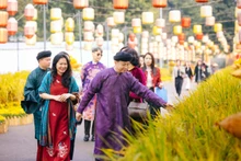 Les aménagements décoratifs ont été conçus selon le principe de préservation, sans intervention sur la structure architecturale ni sur l’axe spatial caractéristique du site patrimonial. Les matériaux utilisés sont principalement le bambou et le bois, associés à un système d’éclairage discret afin de conserver le caractère solennel du lieu. Sur la photo, Ngo Le Van, vice-ministre des Affaires étrangères et président de la Commission nationale vietnamienne pour l’UNESCO, visite l’allée florale du Nouvel An. Photo : VNE