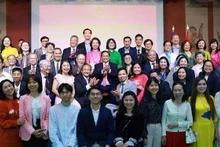 Le Premier ministre Pham Minh Chinh et son épouse rencontrent à Paris, le personnel de l'ambassade du Vietnam et des représentants de la communauté vietnamienne en France. Photo : VNA.