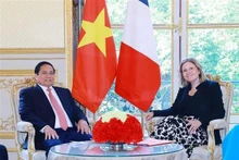 Le Premier ministre Pham Minh Chinh et la présidente de l'Assemblée nationale française Yaël Braun-Pivet, à Paris. Photo : VNA.