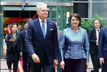 Le président lituanien Gitanas Nausėda et son épouse Diana Nausėdienė, à leur arrivée à l’aéroport international de Nôi Bài, à Hanoi, le 11 juin. Photo : VNA.