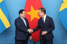 Le Premier ministre Pham Minh Chinh (à gauche) et le Premier ministre suédois Ulf Kristerson. Photo : VGP.