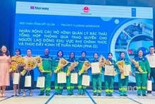 L'atelier a honoré l'équipe de collecte des déchets recyclables ayant obtenu les meilleurs résultats. Photo : baoquocte.vn