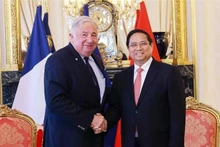 Le Premier ministre Pham Minh Chinh (droite) et le président du Sénat français, Gérard Larcher à Paris. Photo : VNA.