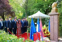Le Premier ministre Pham Minh Chinh et la délégation vietnamienne ont déposé des fleurs en hommage au président Ho Chi Minh devant sa statue, située dans l’Espace Ho Chi Minh, dans le parc Montreau, ville de Montreuil, le 11 juin au matin. Photo : VNA.