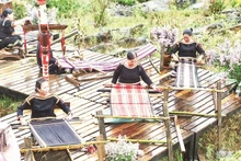 Depuis des générations, le tissage artisanal constitue une activité indissociable de la vie matérielle et spirituelle des Ê Đê. Photo : NDEL
