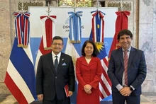L'ambassadrice du Vietnam en Argentine Ngo Minh Nguyet, l'ambassadeur indonésien Sulaiman Syarif et le président de la Chambre de commerce Mercosur-ASEAN (MACC) Rodolfo Caffaro, lors du séminaire. Photo : VNA.