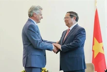 Le Premier ministre Pham Minh Chinh (droite) et Fabien Roussel, secrétaire national du Parti communiste français (PCF). Photo : VNA.