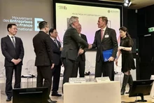 Signature de l’accord-cadre de services (MAS) entre FPT et Airbus, dans le cadre du Forum des affaires Vietnam-France, à Paris, le 11 juin. Photo : VNA.