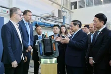 Le Premier ministre Pham Minh Chinh se rend à la division des sciences et de l'ingénierie nucléaires (NSE) du département de physique de l'Institut royal de technologie (KTH) de Suède. Photo : VNA.