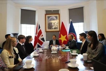 L'ambassadeur du Vietnam au Royaume-Uni, Dô Minh Hung (au centre) s'exprime lors de l'événement. Photo : VNA.
