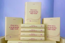 Le livre « L'essence de la révolution vietnamienne » du journaliste chevronné Ha Dang. Photo : VOV.