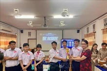 Dang Thi Hai Tam, Consule générale du Vietnam à Savannakhet remet des prix aux équipes les plus performantes. Photo : VNA.