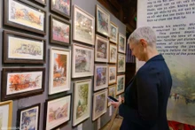 L’ambassadrice de Norvège au Vietnam, Hilde Solbakken, a fait part de son impression quant à la perspective humaniste et moderne de Minh Dam. Photo : baoquocte.vn