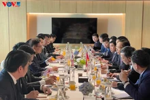 Le ministre vietnamien des Affaires étrangères, Le Hoai Trung, s’entretient avec son homologue thaïlandais Sihasak Phuangketkeow. Photo: VOV