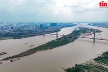 Le gouvernement vient d’approuver, en principe, la proposition de Hanoï visant à étudier l’investissement dans la construction de l’Axe du boulevard paysager du fleuve Rouge. La mise en œuvre de ce projet a pour objectif d’exploiter efficacement les surfaces terrestres et aquatiques, les espaces souterrains ainsi que les espaces en hauteur, afin de rendre le fleuve Rouge « plus doux, plus paisible et plus élégant ». Photo : tintuc.vn
