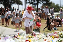 Dépôt de fleurs en hommage aux victimes de la fusillade sur la plage de Bondi, à Sydney (Australie), le 15 décembre 2025. Photo : Xinhua/VNA.