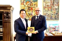 L'ambassadeur Ha Hoang Hai (à gauche) et le maire adjoint de Wrocław Jakub Mazur. Photo : NDEL.