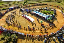 Vue panoramique de la piste de course pour les chevaux de bât du peuple ethnique Mong dans la commune de Ta Leng. Photo : NDEL.