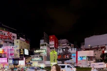 Krizia Sigua, 24 ans, originaire des Philippines, suit la tendance à acheter des produits de marques locales vietnamiennes à Hô Chi Minh-Ville, en septembre 2025. Photo : vnexpress.net