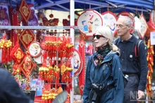 Des touristes étrangers visitent Hanoï à l'approche du Têt (Nouvel An lunaire). Photo : NDEL.