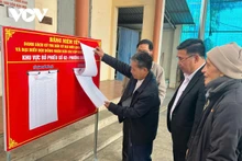 Des habitants de Thai Nguyen vérifient leurs informations personnelles sur les listes électorales au sein de leur quartier résidentiel. Photo : VOV.