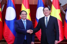 Le Premier ministre Pham Minh Chinh (à gauche) et son homologue laotien Sonexay Siphandone. Photo : NDEL.