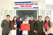 Une délégation de Vietnamiens résidant à l’étranger, en coordination avec la Police provinciale de Quang Tri, a organisé le 3 février le programme « Offrir des cadeaux du Têt solidaires » à l’hôpital général de Le Thuy. Photo : baoquocte.vn