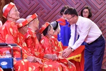 L’un des principaux points novateurs de la Résolution du XIVᵉ Congrès du Parti communiste du Vietnam réside dans la vision stratégique à l’égard des personnes âgées. Photo : VOV.