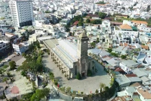Située rue Thai Nguyen, dans le quartier de Nha Trang, la cathédrale de la Montagne (Nhà thờ Núi) est l’un des monuments religieux et symboles touristiques les plus emblématiques de la ville côtière. Elle est à la fois un lieu de célébration quotidienne des offices et un site prisé pour les visites, la photographie et la découverte de son histoire et de son architecture. Photo : tienphong.vn