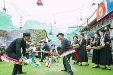 À l'origine, la danse des chevaux de papier était un rituel lors des funérailles chez les Nung Din. Aujourd'hui, elle est exécutée lors de grands festivals culturels et même lors d'occasions joyeuses au village. Photo : baovanhoa.vn