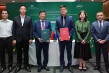 Signature de protocole d’accord entre la Commission australienne du commerce et de l'investissement et l'Association des banques vietnamiennes, le 2 juin à Hanoi. Photo : NDEL