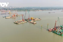 Profitant des conditions météorologiques favorables de ce début d'année, les entreprises chargées du pont Tran Hung Dao sur le fleuve Rouge mobilisent un maximum de personnel et de matériel et organisent plusieurs équipes de construction travaillant en parallèle. Elles sont déterminées à respecter le calendrier critique afin de mener à bien le projet comme prévu. Photo : VOV.
