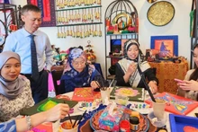 Des étudiants de l'UBD décorent des motifs traditionnels vietnamiens et brunéiens lors d'un échange culturel. Photo : NDEL.