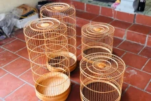 Des cages à oiseaux artisanales du village de Canh Hoach (village de Vac). Photo : congthuong.vn