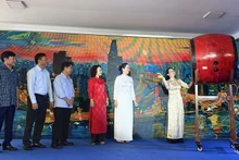 Tran Thi Dieu Thuy, vice-présidente du Comité populaire de Hô Chi Minh-Ville, bat le tambour pour inaugurer la Journée de la poésie vietnamienne 2026 à Hô Chi Minh-Ville. Photo : NDEL.