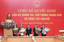 Le Premier ministre Pham Minh Chinh (au centre) présente les décisions relatives aux affaires de personnel aux fonctionnaires le 3 mars. Photo : NDEL