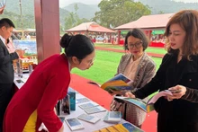 Les touristes découvrent Con Son - Kiet Bac à l'espace « Festival du livre du patrimoine ». Photo : NDEL.