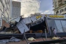 Après le typhon Kalmaegi, à Gia Lai, des arbres sont tombés partout dans les rues. Photo : VOV.