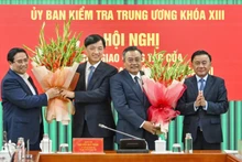 Le Premier ministre Pham Minh Chinh, du permanent du Secrétariat Tran Cam Tu, du membre du Bureau politique, secrétaire du Comité du Parti de Hanoï Nguyen Duy Ngoc, et du président de la Commission centrale d’inspection Tran Sy Thanh. Photo : NDEL.