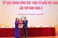 Tran Cam Tu (à droite), membre du Politburo et membre permanent du Secrétariat du Comité central du Parti, félicite Bui Thi Minh Hoai pour son élection à son nouveau poste. Photo : VNA.