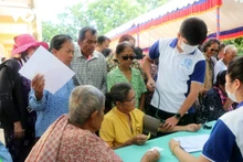 Des médecins offrent des examens médicaux et des traitements gratuits à des personnes défavorisées dans la province de Takeo, le 1er novembre. Photo : VOV.