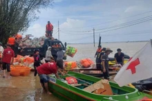 Le Comité central de la Croix-Rouge vietnamienne lance une opération de secours d’urgence pour venir en aide aux populations touchées par les inondations qui ont dévasté six provinces du Centre. Photo : NDEL.