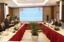 Séance de travail entre la délégation de l’ambassade de Cuba et des dirigeants de la province de Son La. Photo : NDEL.