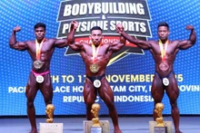 Pham Van Mach (centre) remporte le septième titre de champion du monde de sa carrière. Photo : nld.com.vn