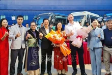 Accueil des croisiéristes sur le luxueux paquebot chinois Blue Dream Melody. Photo : VNA.