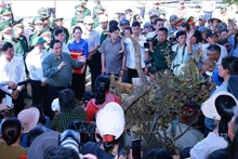 Le Premier ministre Pham Minh Chinh rend visite aux sinistrés de la commune de Da Gi, province de Gia Lai. Photo : VNA.