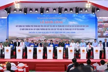 Le chef du gouvernement vietnamien et les représentants ont procédé au rituel symbolique de mise en chantier.Photo : NDEL.