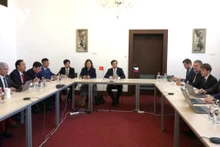 La délégation de l'Académie nationale de politique Hô Chi Minh travaille avec l'Agence tchèque du numérique et de l'information. Photo : VOV.