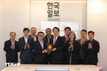 La délégation de l'Association des journalistes du Vietnam au siège du journal Hankook Ilbo. Photo : VNA.